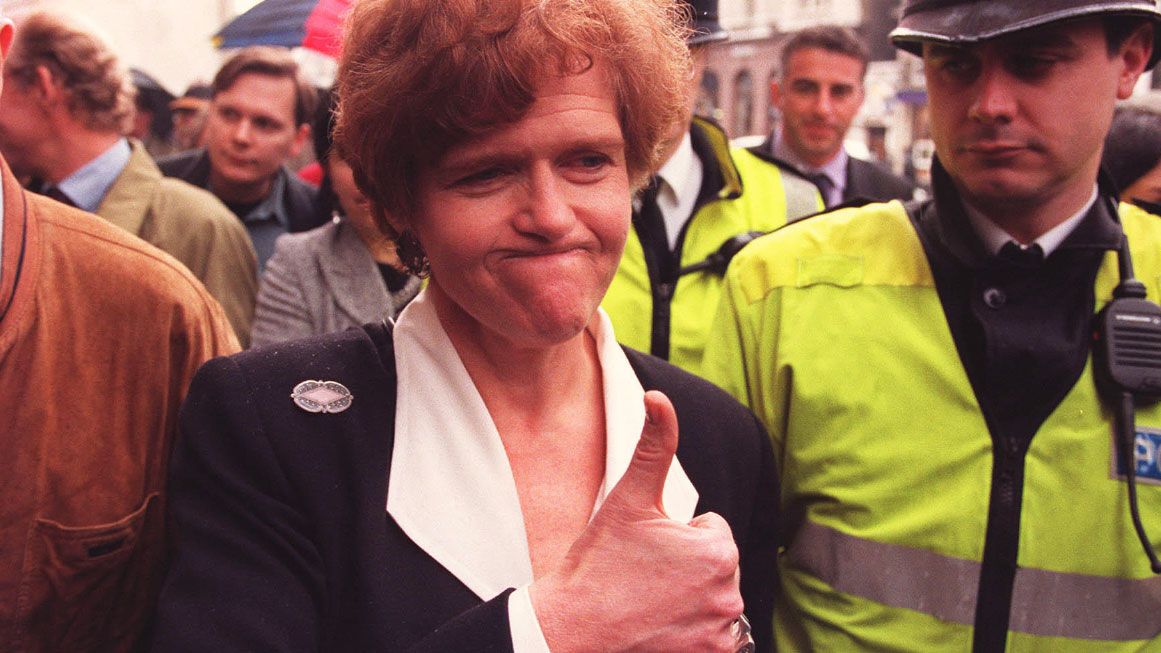 fetaures_London-Libel-Lawsuits-Punish-Truth-Tellers- | Photo: Deborah Lipstadt outside the High Court; PA Images/Alamy