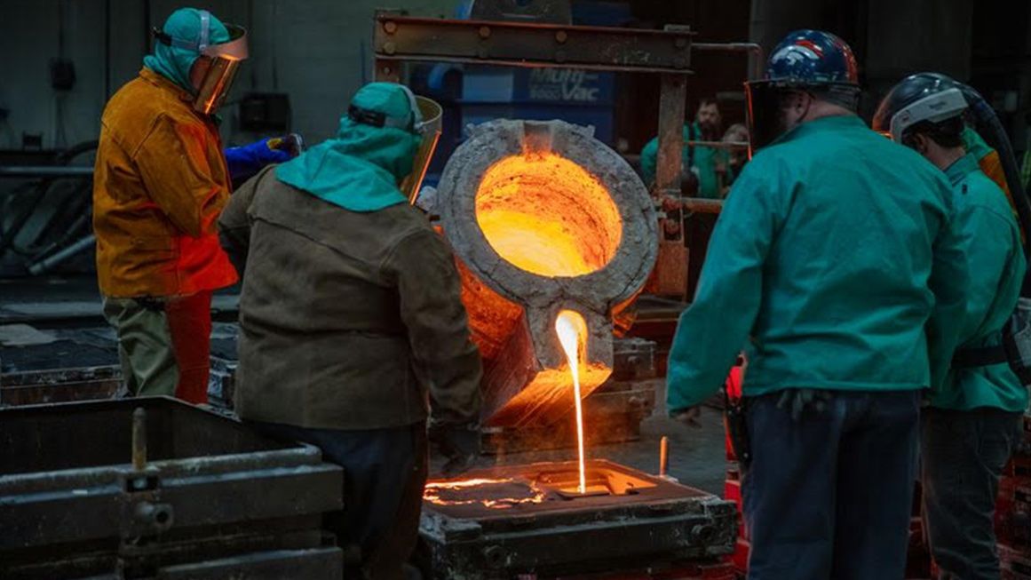 Factor workers pouring molten material | Photo: Boire Benner Group