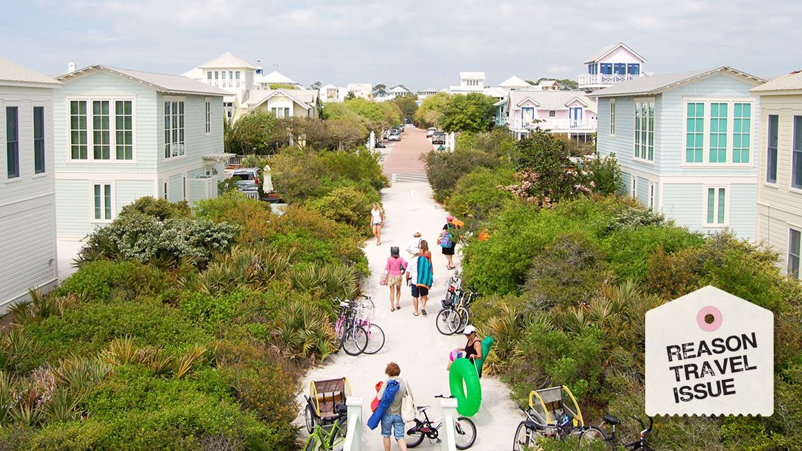 A walkway lined with greenery in Seaside, Florida | Photo: UGArdener/Creative Commons