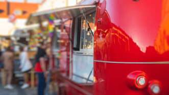 FoodTruck | Photo <a href="https://www.dreamstime.com/girl-ordering-street-food-colourful-truck-van-festival-summer-sunny-day-image199981400">199981400</a> © <a href="https://www.dreamstime.com/tsuguliev_info">Nikolay Tsuguliev</a> - <a href="https://www.dreamstime.com/photos-images/catering-food-van.html">Dreamstime.com</a>