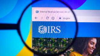 magnifying glass focusing on the IRS homepage