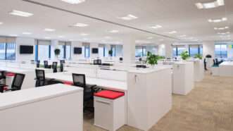 An office space full of desks and furniture but no workers. | Photographyfirm | Dreamstime.com