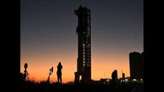 A silhouette photo of a person looking at the SpaceX Starship | Photo: UPI/Alamy