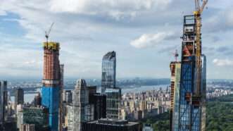 Skyscrapers under construction against the Manhattan skyline. | 22tomtom | Dreamstime.com