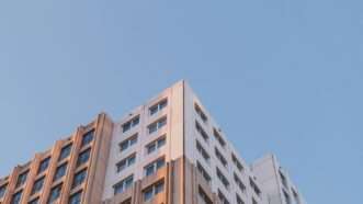 Corner of a tall building against the blue sky | Source: Unsplash