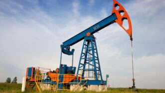 An oil well on a bright day | ID 3013694 © Stab | Dreamstime.com