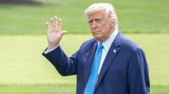 U.S. President Donald Trump waves as he prepares to board Marine One to depart the South Lawn of the White House in Washington, D.C., on Friday, June 6, 2025 | Photo: Ron Sachs - CNP for NY Post/picture alliance / Consolidated News Photos/Newscom