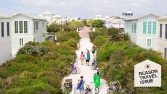 A walkway lined with greenery in Seaside, Florida | Photo: UGArdener/Creative Commons