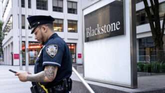 Policer officer standing in front of Blackstone office |  IMAGO/Political-Moments/Newscom