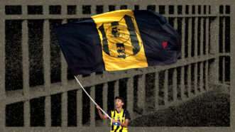 A a flag with Deportivo Táchira colors and the logo of "Avalancha Sur," the organized supporters group of the team | Illustration: Eddie Marshall | Miguel Gutierrez | EFE | Newscom | Midjourney