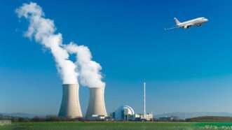 Nuclear cooling towers emitting steam | Photos: iStock