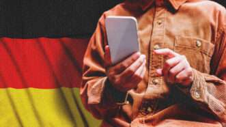 A man uses a cell phone in front of the German flag. | Illustration: Mehaniq41 & Farknot/Envato