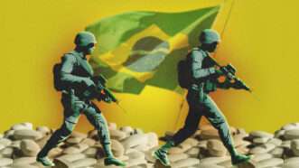 In front of a yellow background, a large Brazilian flag flies, in front of two soldiers cast in green walking to the right of the image, with white pills on the bottom of the image. | Illustration: José Paulo Gomes/H.angelica Corneliussen/Dreamstime/Midjourney