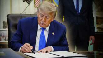 Donald Trump signing an executive order | Photo: Bonnie Cash - Pool via CNP/picture alliance/Consolidated News Photos/Newscom