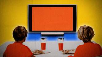Kids eating dinner and watching TV | V2 Photo: Asaliro/Dreamstime. Illustration: Fatima Ruiz/Midjourney.