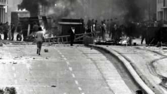 A grayscale image of wreckage in the street | Photo: Wikimedia