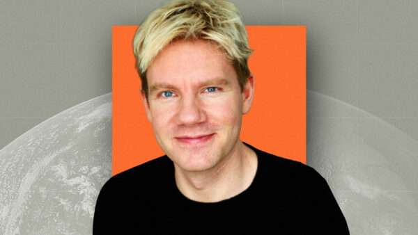 Bjorn Lomborg headshot in front of a picture of earth | Lex Villena