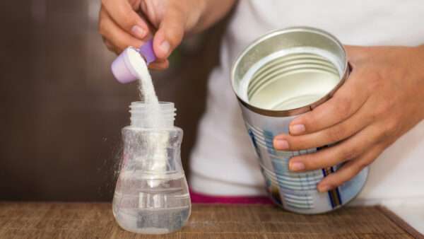 Someone making baby formula in a bottle. | ID 112652287 © Krystyna Taran | Dreamstime.com