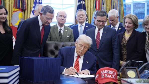 Donald Trump in the Oval Office with other Republican leaders |  Yuri Gripas - Pool via CNP/ZUMAPRESS/Newscom