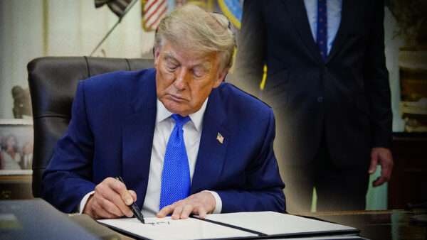 Donald Trump signing an executive order | Photo: Bonnie Cash - Pool via CNP/picture alliance/Consolidated News Photos/Newscom