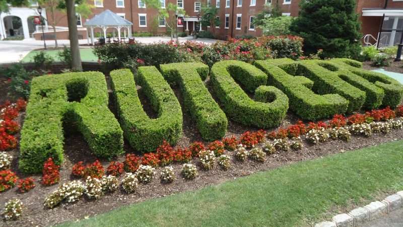 Rutgers_University_College_Avenue_campus_July_2016_Hedge_spells_out_Rutgers | Tomwsulcer / Wikimedia Commons