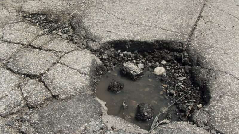 pothole_1161x653 | Christian Delbert / Dreamstime.com