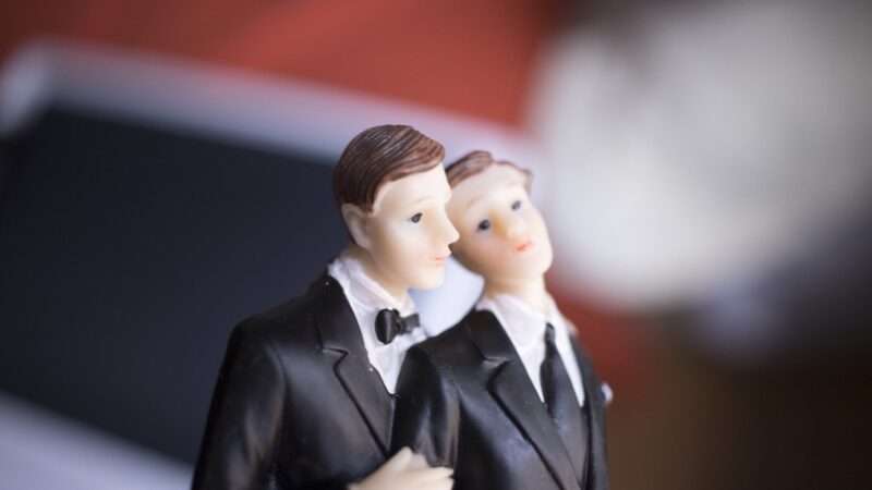 gay wedding cake topper | Edward Olive / Dreamstime.com