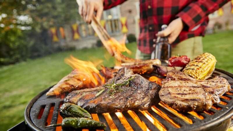 Man grilling meat | Stockcreations / Dreamstime.com