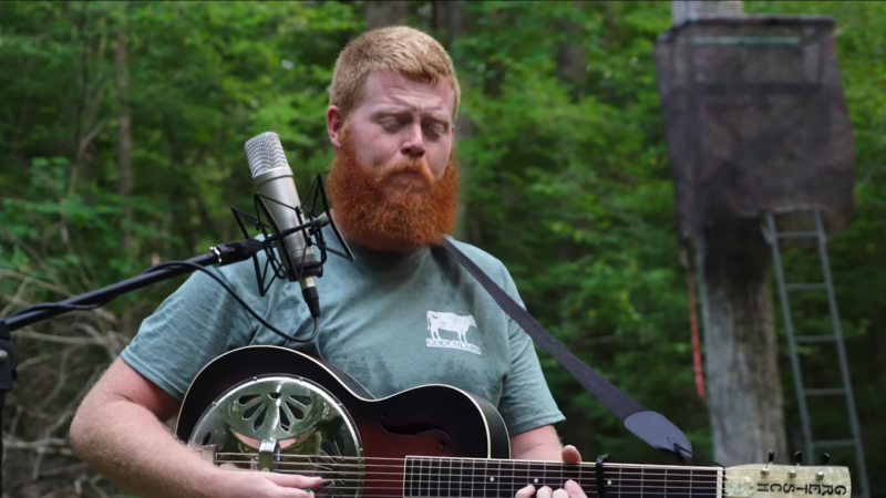 Oliver Anthony performs 'Rich Men North of Richmond' at his Virginia home | Screenshot via Radiowv/Youtube