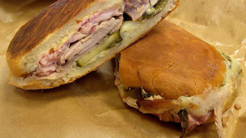 A Cuban sandwich cut in half | Photo: Robert/Creative Commons