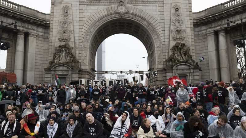 Manhattan Bridge protesters | Gina M Randazzo/ZUMAPRESS/Newscom