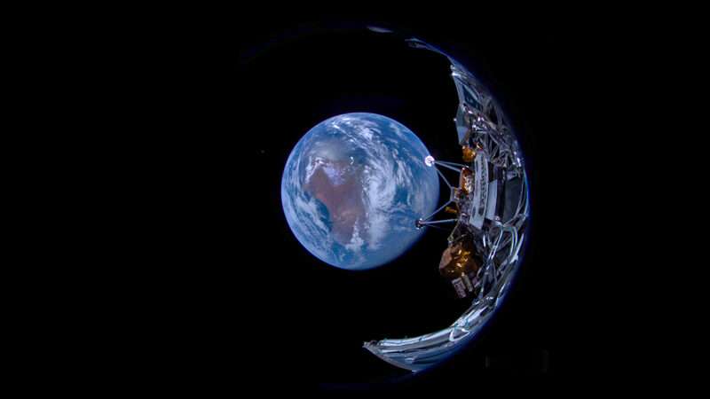 A spacecraft with Earth in the background | Photo: Intuitive Machines