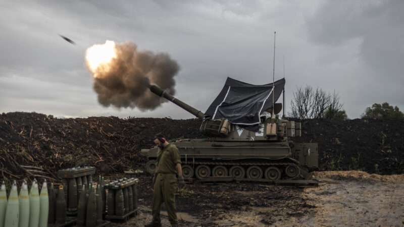 Israeli artillery soldiers fire a mobile howitzer in the north of Israel, near the border with Lebanon. | Ilia Yefimovich/dpa/picture-alliance/Newscom