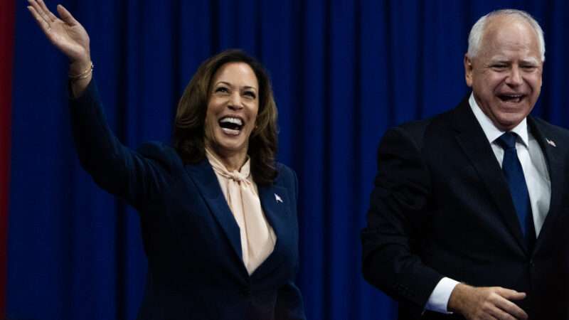 Kamala Harris next to Tim Walz | Tom Williams/CQ Roll Call/Newscom