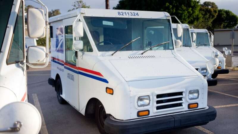 Grumman Long Life Vehicles in a parking lot. | picture alliance/Frank Duenzl/Newscom