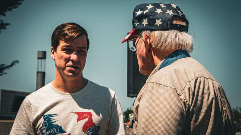 Libertarian Party presidential nominee Chase Oliver talking with a voter | Photo: Elaine Joan