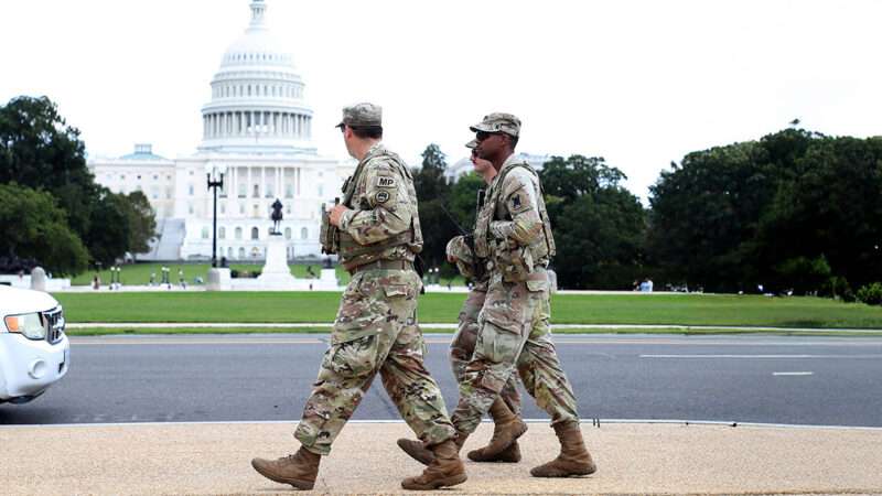 Three men in military uniforms walk past the U.S. Capitol | Photo: Washington, D.C., October 2, 2025; IMAGO/Gent Shkullaku/Alamy