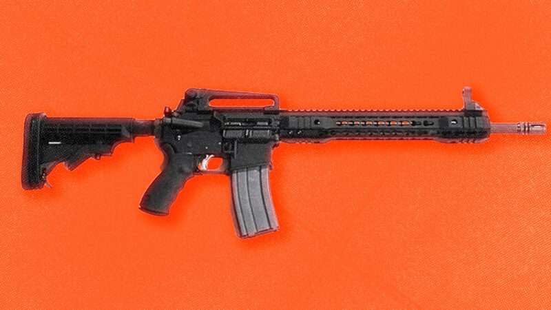 Photo of a semiautomatic rifle on an orange background | Photo: Wikimedia Commons