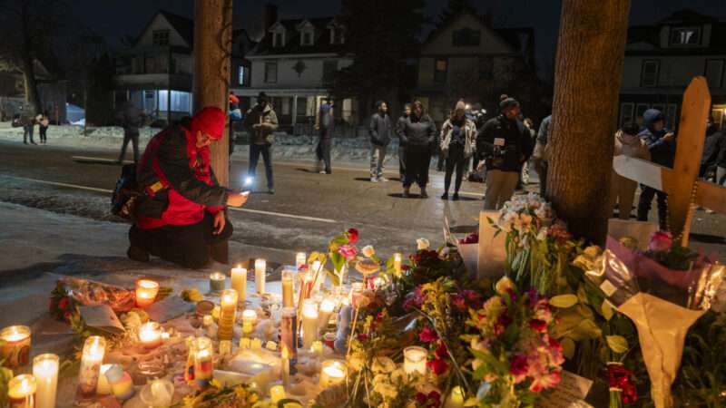 Mourners leave candles and cards after Minneapolis ICE shooting | Angel Colmenares/EFE/Newscom