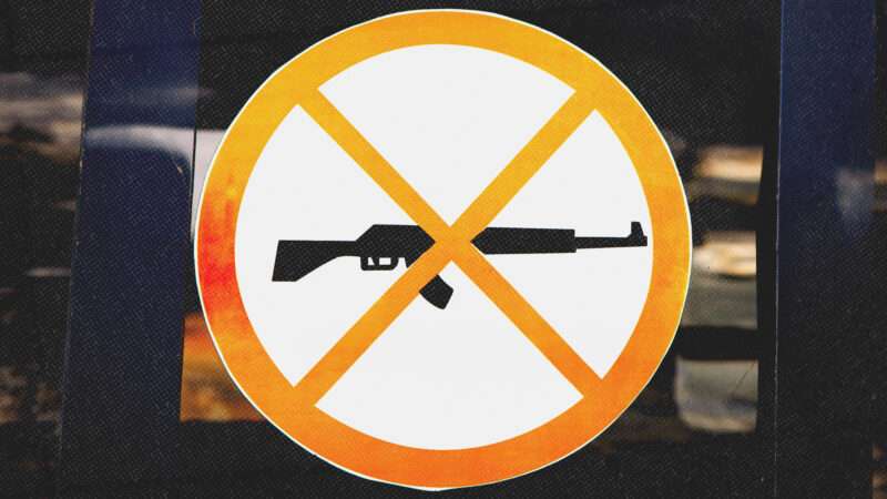 The silhouette of a semiautomatic rifle, with a circle and an 'X' through it | Antonella865/Dreamstime