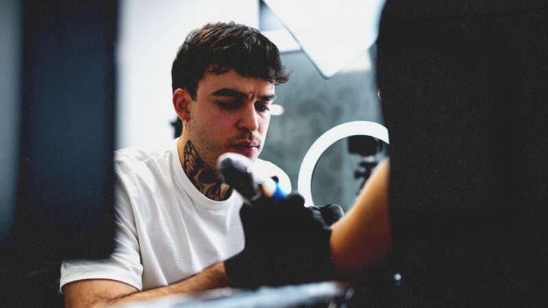A tattoo artist | Asilopezfotografia/Envato
