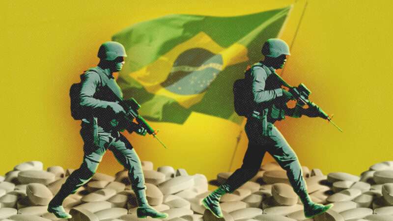 In front of a yellow background, a large Brazilian flag flies, in front of two soldiers cast in green walking to the right of the image, with white pills on the bottom of the image. | Illustration: José Paulo Gomes/H.angelica Corneliussen/Dreamstime/Midjourney