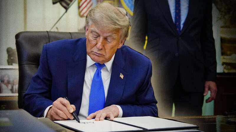 Donald Trump signing an executive order | Photo: Bonnie Cash - Pool via CNP/picture alliance/Consolidated News Photos/Newscom