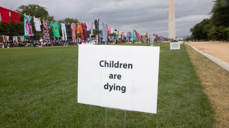 children-are-dying-sign-protest | itJeff Malet Photography/Newscom