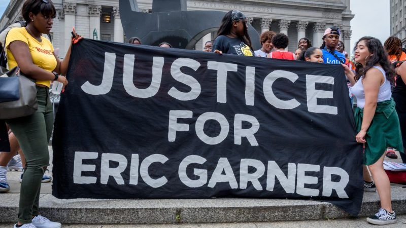 Lav aftensmad fjerkræ Revival Judge Recommends Firing Cop Who Choked Eric Garner