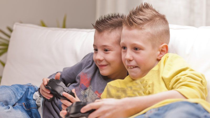 kids play video games