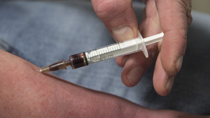 injecting_1161x653 | Boris Roessler/dpa/picture-alliance/Newscom