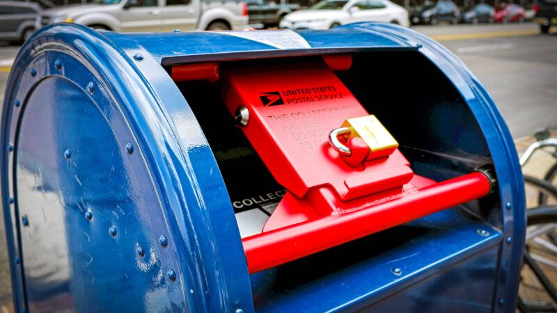 dreamstime_xxl_124454382-2 | Photo <a href="https://www.dreamstime.com/anticipation-politically-motivated-rally-washington-d-c-u-s-postal-service-curbside-mailbox-padlocked-out-caution-image124454382">124454382</a> © <a href="https://www.dreamstime.com/markjonathank_info" itemprop="author">Markjonathank</a> - <a href="https://www.dreamstime.com/">Dreamstime.com</a>