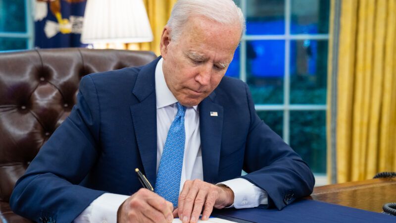 biden-pen-oval-zumaamericasthirtytwo852520 | Adam Schultz/White House/Newscom