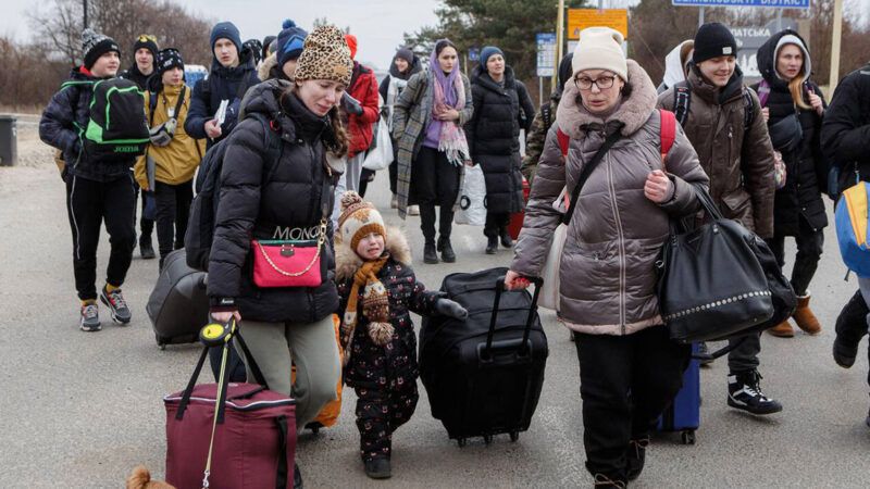 topicsimmigration | Photo: Refugees with children and luggage are seen at the Uzhhorod–Vyšné Nemecké checkpoint on the Ukrainian-Slovak border; Raj Valley/Alamy